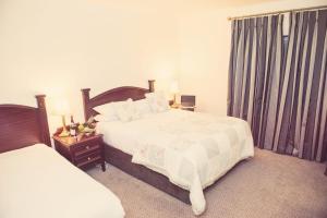 Posteľ alebo postele v izbe v ubytovaní Devon Inn Hotel