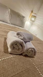a pile of towels sitting on top of a bed at Casas Gica in Pipa +53 photos