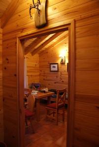 a dining room with a table in a wooden cabin at The Old Viking Fly Fishing- Alojamiento in Junín de los Andes