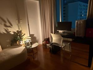 a room with a desk with a computer and a chair at Parque plaza residence flat in São Bernardo do Campo