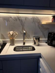 a kitchen counter with a sink in a kitchen at Parque plaza residence flat in São Bernardo do Campo +30 photos
