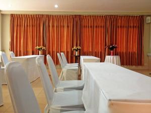 a conference room with white tables and white chairs at Ma Villa Khao Yai in Mu Si +31 photos