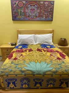 a bed with a colorful blanket on top of it at Penthouse Casa Polican in Tuxpan