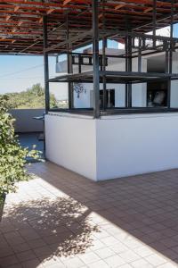 a view of a building from the outside at Hotel Punto Oriente Tonala in Tonalá