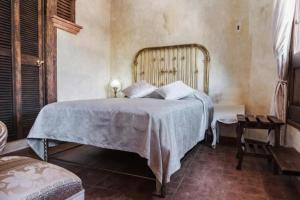 una camera da letto con un letto con una coperta blu di Hotel Na-anché Aeropuerto a Città di Oaxaca