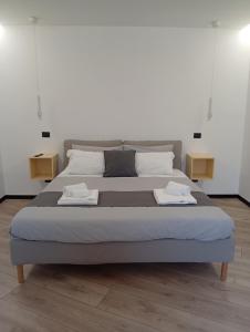 ein großes Bett in einem Zimmer mit zwei Tischen in der Unterkunft Borgo Double V in Neapel