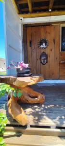 a wooden table in front of a building at Casa Brisa ar condicionado excelente banho a gás e acabamento premium próximo ao mar in Imbé
