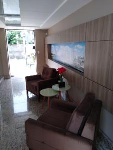 a living room with a couch and a table at Flat Apartamento Mobiliado na Prata in Campina Grande