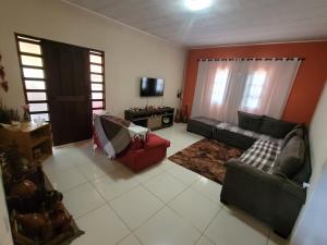 a living room with a couch and a tv at Encanto da Rosa in Cavalcante