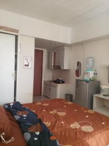a kitchen with a bed in the middle of a room at Wanti Kost in Depok