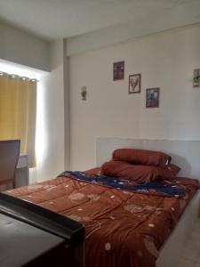 a large bed in a bedroom with at Wanti Kost in Depok