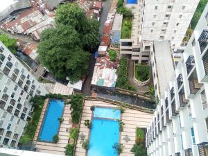 an overhead view of a building with two blue pools at Wanti Kost in Depok