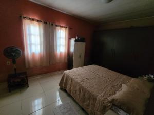 a bedroom with a bed and a window at Encanto da Rosa in Cavalcante