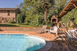 a swimming pool with two chairs and a table at Le cabanon in Mauressac