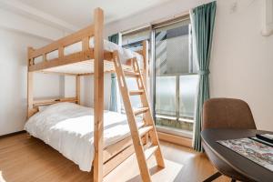 a bunk bed with a ladder in a room at ライズ 2人部屋 か4人部屋 in Kasugai