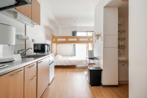 a kitchen with a bunk bed in a room at ライズ 2人部屋 か4人部屋 in Kasugai