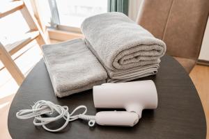 a table with towels and a hair dryer on it at ライズ 2人部屋 か4人部屋 in Kasugai +57 photos