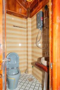 a small bathroom with a toilet and a sink at Bungalow Hải Yến in Ly Son