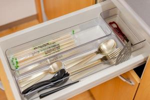 a drawer filled with silver utensils in a refrigerator at ライズ 2人部屋 か4人部屋 in Kasugai