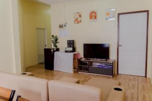 a living room with a couch and a tv at ชรินพูลวิลล่าบางแสน Sunflower Villa Bangsaen Wangmuk in Ban Rong Khoei