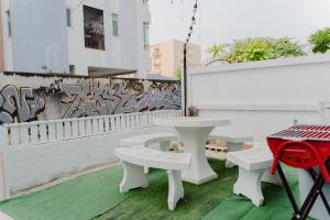 a patio with a table and benches on a balcony at ชรินพูลวิลล่าบางแสน Sunflower Villa Bangsaen Wangmuk in Ban Rong Khoei