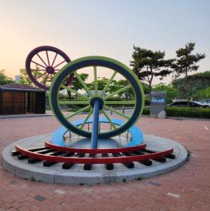 a large statue of a wheel in a park at Ocean View Hotel near Incheon Airport in Chagyak-to