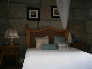 A bed or beds in a room at Casa da Costinha