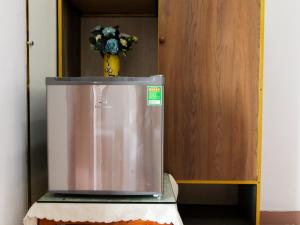 a microwave sitting on a table next to a cabinet at Hoàng Sơn Hotel in Ho Chi Minh City