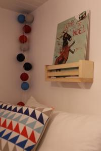 een slaapkamer met een bed en een boek aan de muur bij Jour De Peuf in Champagny-en-Vanoise