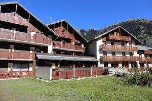 een gebouw met houten balkons aan de zijkant bij Jour De Peuf in Champagny-en-Vanoise