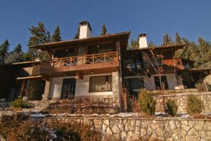 une maison sur le flanc d'une montagne dans l'établissement Holiday Village Kochorite, à Pamporovo