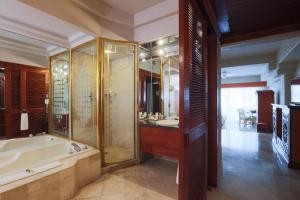 duża łazienka z wanną i prysznicem w obiekcie Barceló Karmina - All Inclusive w mieście Manzanillo