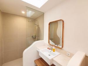 a white bathroom with a sink and a mirror at Villa Melody Uluwatu by LODGELINK BALI in Badung +25 photos