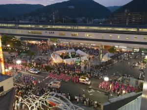 an overhead view of a crowd of people at an event at Hotel Yassa in Mihara