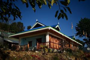 a house on top of a hill with a flag at Bungbakha Homestay in Singtām