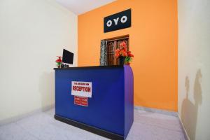 a blue podium with flowers on it in a room at Hotel O The Shivansh Inn in Chandanpur +20 photos