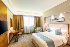 Postel nebo postele na pokoji v ubytování Wan Yue Grand Skylight Hotel