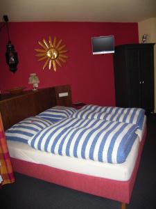A bed or beds in a room at Hotel Garni Café Knebel