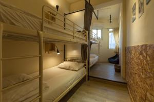 花蓮市的住宿－Sleeping Boot 背包旅店，带两张双层床的客房和走廊