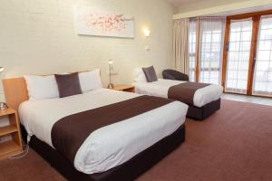 a hotel room with two beds and a window at Barclay Motor Inn in Devonport +52 photos