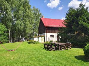 a picnic table in the yard of a barn at Pokoje nad Dymnem in Koczała