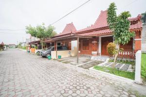 a cobblestone street in front of some houses at Joglo Prambanan B3 in Bugisan