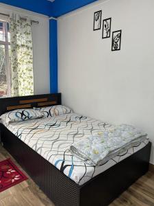 a bedroom with a bed in a room at Padma Riverside Homestay Tabakoshi in Mirik