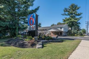 a sign in the grass in front of a building at MOTEL 6 - Albany, NY - Airport in Albany