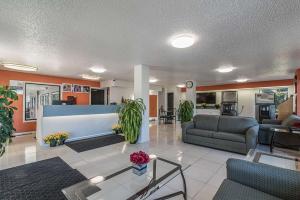 The lounge or bar area at MOTEL 6 - Albany, NY - Airport