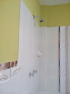 La salle de bains est pourvue d'un lavabo et d'une douche avec un miroir. dans l'établissement Alojamiento "Selva Del Sol", à Rioja