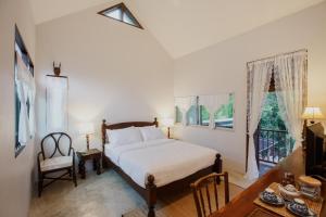 ハーンドンにあるForesta Villaのベッドルーム1室(ベッド1台、テーブル、窓付)