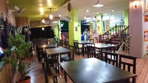 TV a/nebo společenská místnost v ubytování The Krabi Forest Homestay