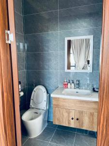a bathroom with a toilet and a sink at GreenHotel in Ban M'drack