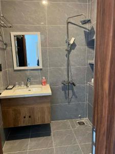 a bathroom with a sink and a shower at GreenHotel in Ban M'drack